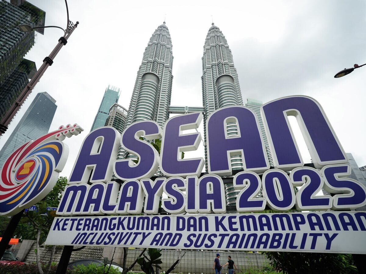    Логотип АСЕАН на фоне башен-близнецов Петронас в Малайзии© AP Photo / Vincent Thian