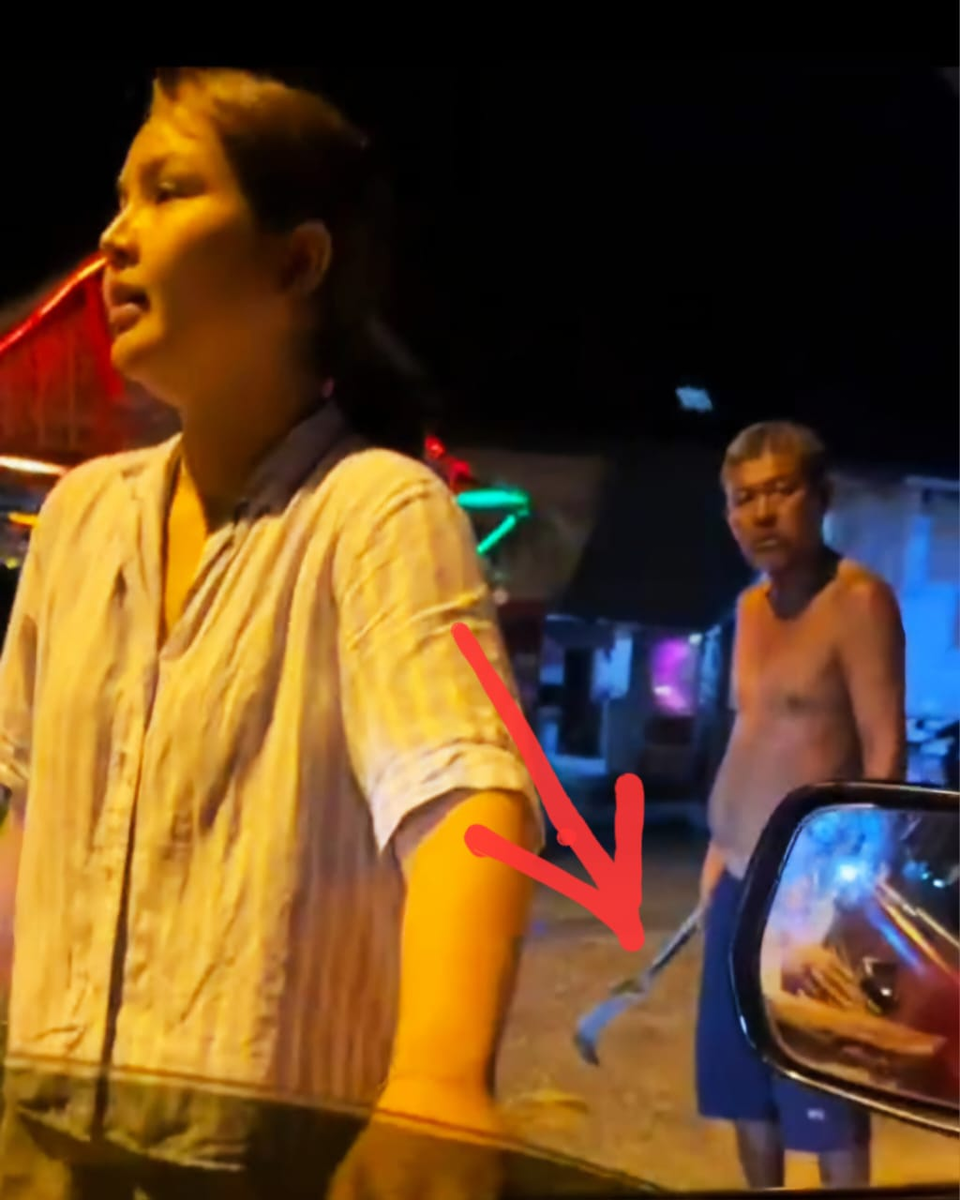 Мачете в правой руке. 