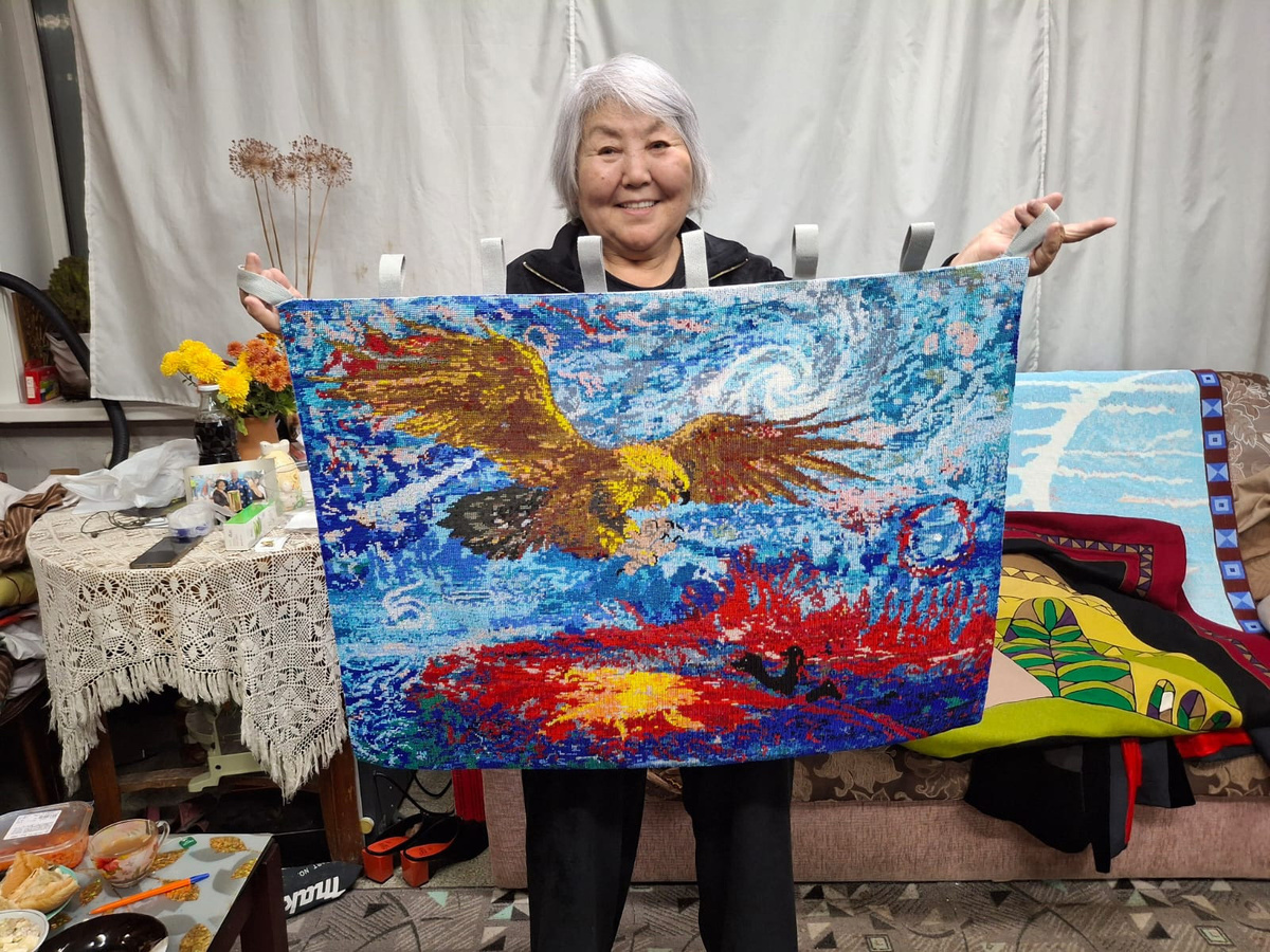 Александра Бочкарёва-Иннокентьева демонстрирует бисерное шитьё сестры Светланы Сидоровой.