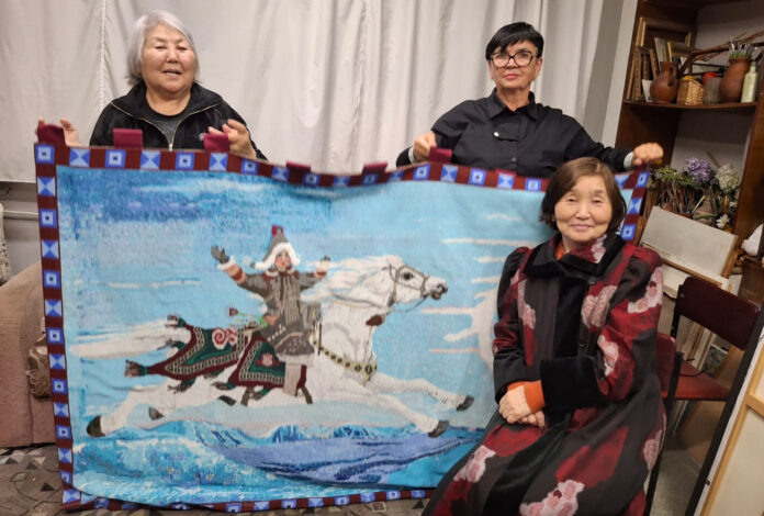 Александра Бочкарёва-Иннокентьева, Надежда Троегубова и Светлана Сидорова у своего панно из бисера.