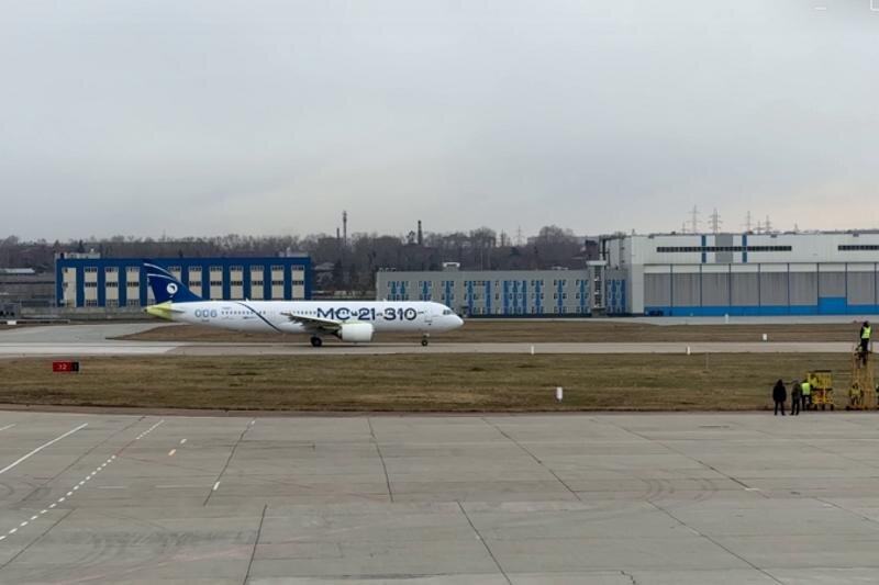    Скриншот из ролика Минпромторга России. Самолет МС-21 готовится к взлету