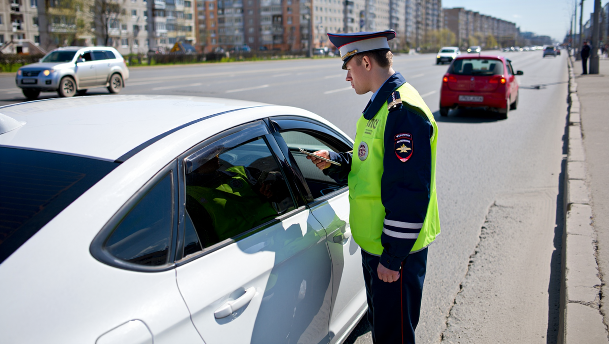С 2025 года в России вступают в силу новые правила тонировки, которые закроют лазейки для автомобилей с иностранными номерами. Теперь штрафы будут распространяться на всех без исключения — вне зависимости от страны регистрации. В статье подробно рассказано, почему власти решили изменить закон, какие санкции грозят нарушителям и как новые нормы повлияют на безопасность на дорогах.
