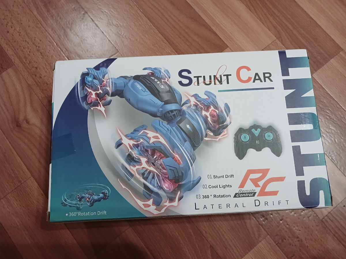 Можно управлять рукой,  надев браслет