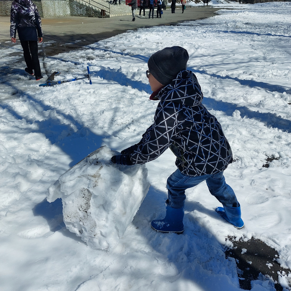 Конечно, он парень у нас юркий, но договороспособный. Меньше на него наезжать нужно и не провоцировать, конечно. Конфетами, например. Просто чтобы их даже не лежало по шкафам. Спокойнее всем.