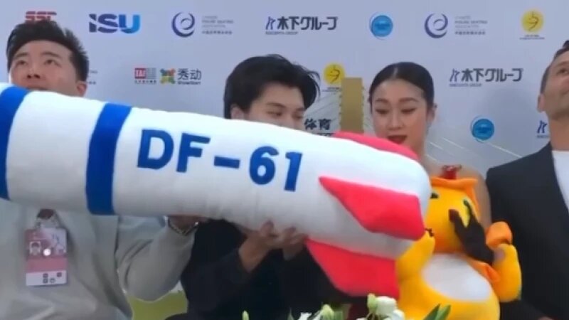     Китайские фигуристы показали игрушку в виде баллистической ракеты. Скриншот видео