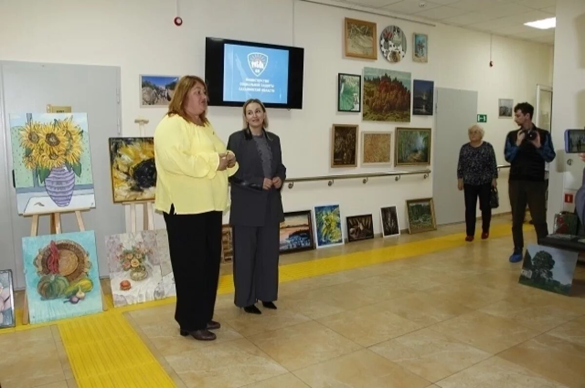    Сахалинские художники передали более 30 картин «Долголетию»