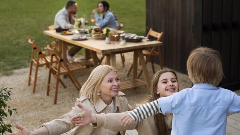     Семья отдыхает на загородном участке. Фото: ru.freepik.com, автор freepik.