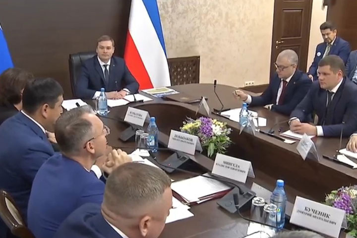 Скриншот онлайн-трансляции заседания правительства Хакасии, vk.com/konovalov1917.
