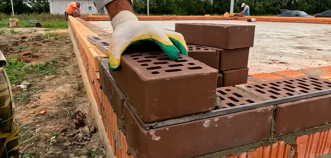 Кладка кирпича в экстремальных условиях: Мастерство, технологии и безопасность для сложных проектов