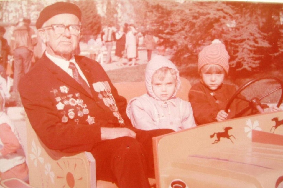    Анатолий Дымант с дедушкой и сестрой. 1990 год. Центр Севастополя. 9 мая. Фото: Из личного архива А. Дыманта