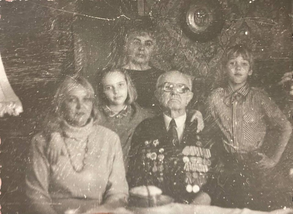    Бабушка, дедушка, сестра, мама и Анатолий Дымант. 1997 год. Фото: Из личного архива А. Дыманта