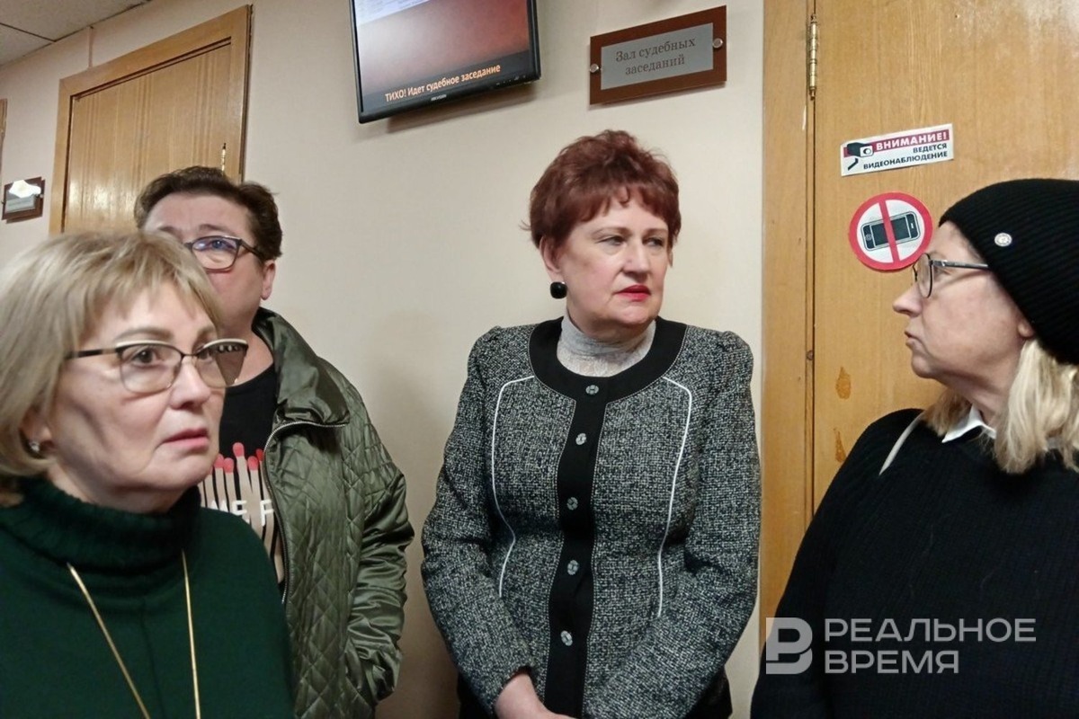    Вице-президент Адвокатской палаты РТ Алевтина Сафронова (в центре) от комментариев по ситуации пока воздерживается. Ирина Плотникова / realnoevremya.ru