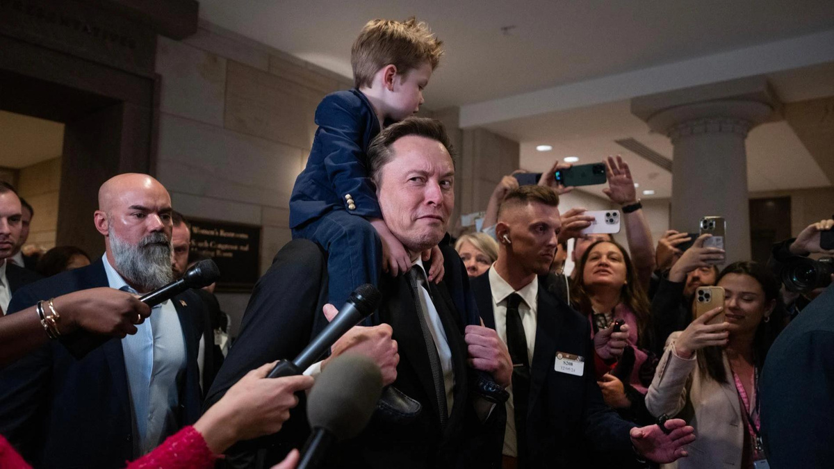    Илон Маск с сыном от певицы Граймс. Фото: Getty Images