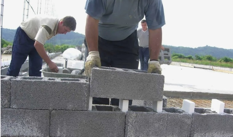 Кладка керамзитобетонных блоков.