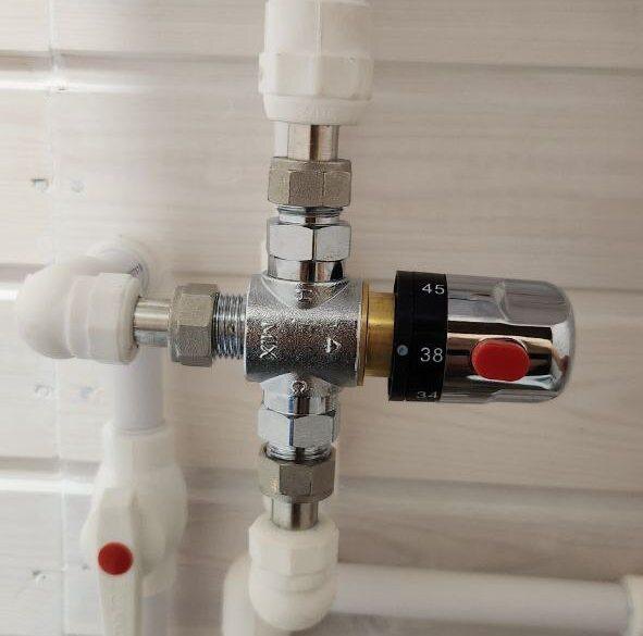 Эта серебряная штука-крутила под - термостат. Нужен, чтобы можно было комфортно принимать душ и не подстраивать каждую секунду температуру воды. Я подключил его на выход из бойлера (см. второе фото) и стабильная температура воды поступает во все потребители в доме