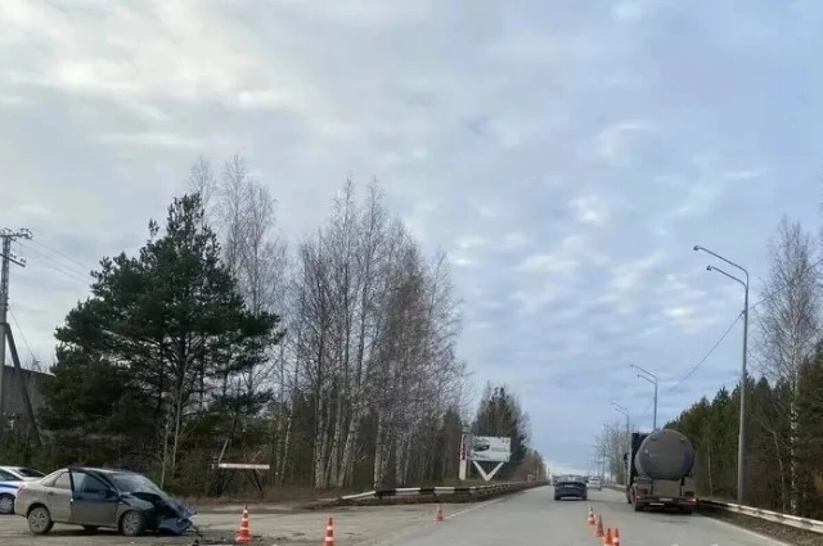    Машины повреждены после авариии.