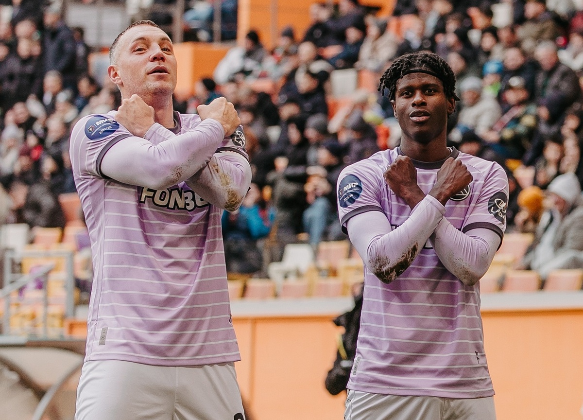     Артем Дзюба и Жилсон Беншимол. Фото: ФК «Акрон»