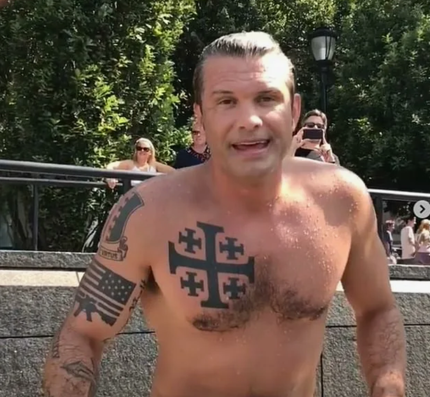 Хегсет. Без бороды, но с татуировками...