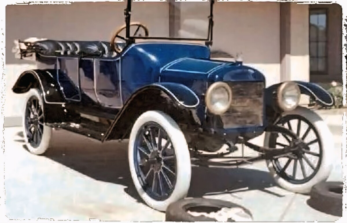 Вот он, первенец. На вид — обычная телега. Но эти 24 «лошади» с двух цилиндров уже тогда были пощечиной всему рынку. Гении начинают так.