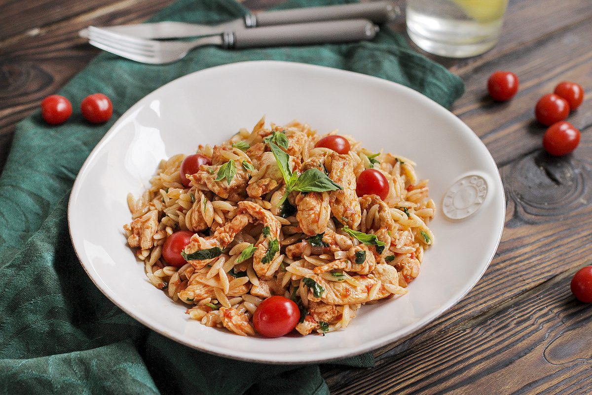 Курица карри, тушеная с томатами Черри и пастой орзо