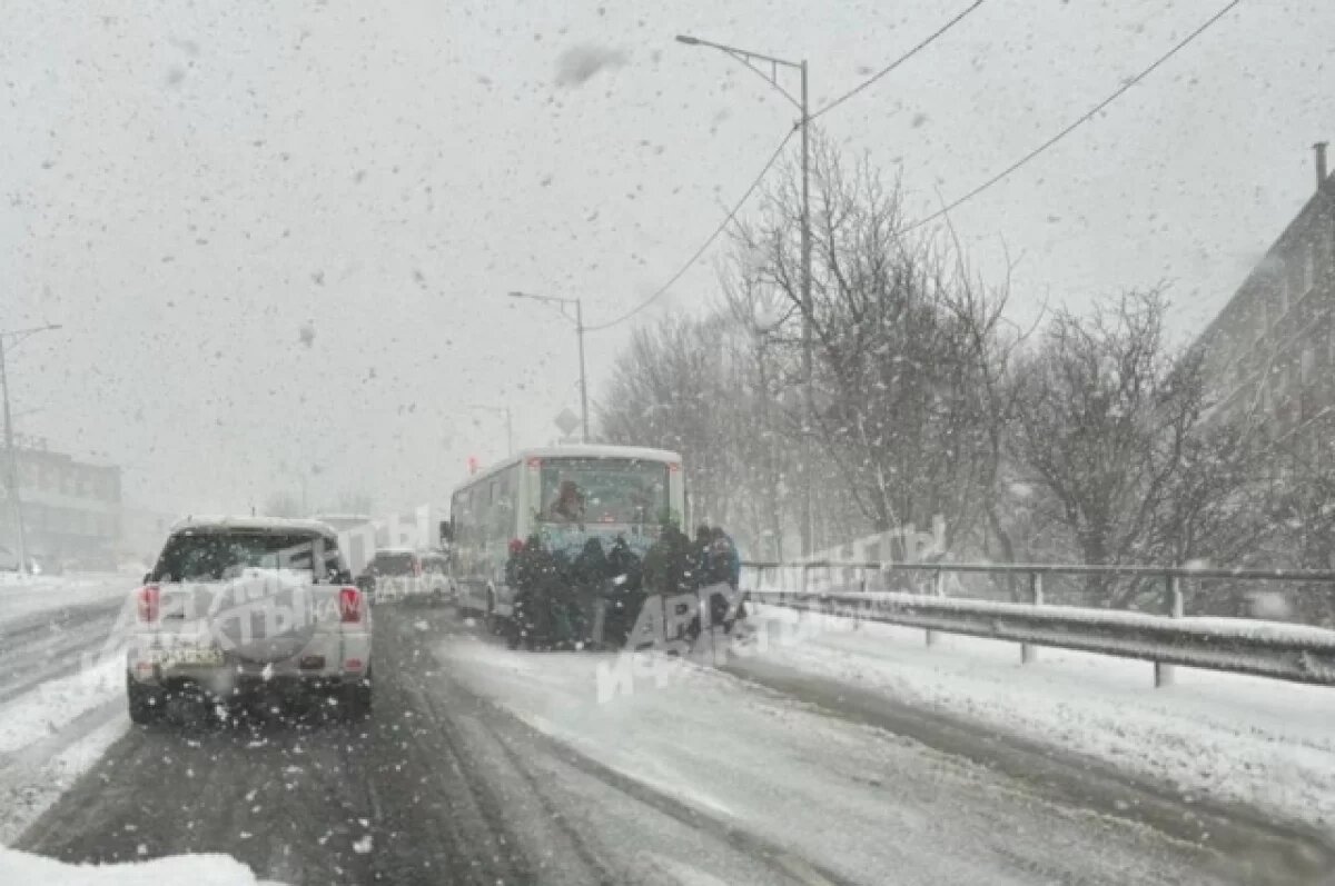    Пассажиры толкали автобус на обледеневшей дороге в Петропавловске