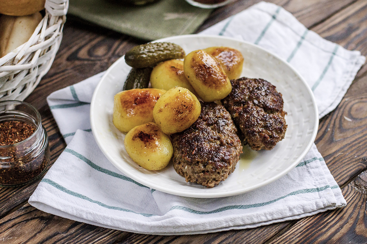 Бородинские котлеты с картофелем Шато и маринованными огурчиками
