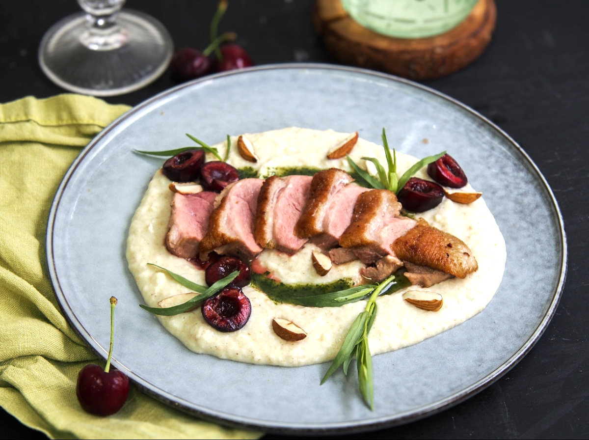 Утиная грудка с пюре из сельдерея, соусом из тархуна и черешней