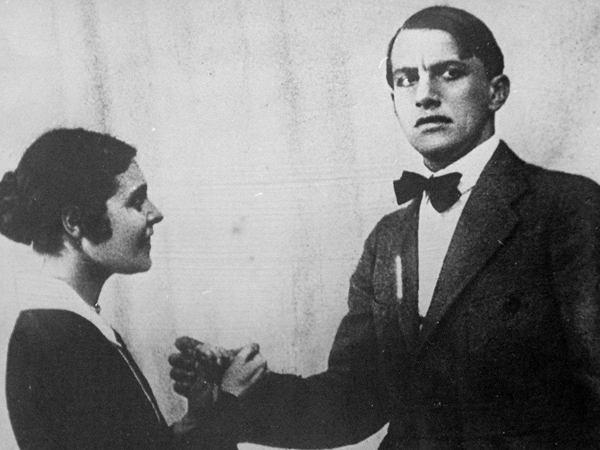 Репродукция с фотографии "Лиля Брик и Владимир Маяковский в фильме "Закованная фильмом" (1918 г.) Фото ТАСС