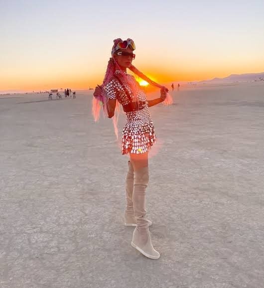 Да, вы можете танцевать рядом с Перис Хилтон