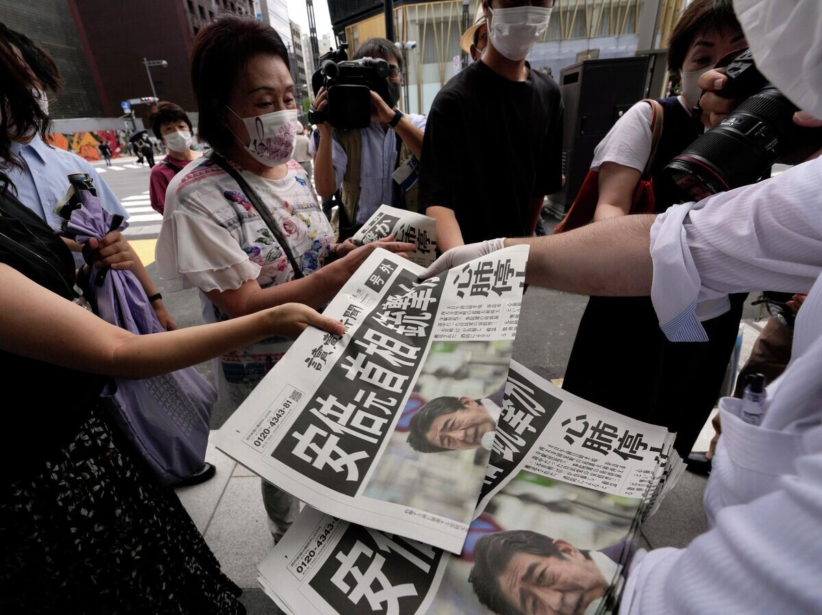    Выпуски газеты "Yomiuri Shimbun" с сообщением о нападении на бывшего премьер-министр Японии Синдзо Абэ © AP Photo / Eugene Hoshiko