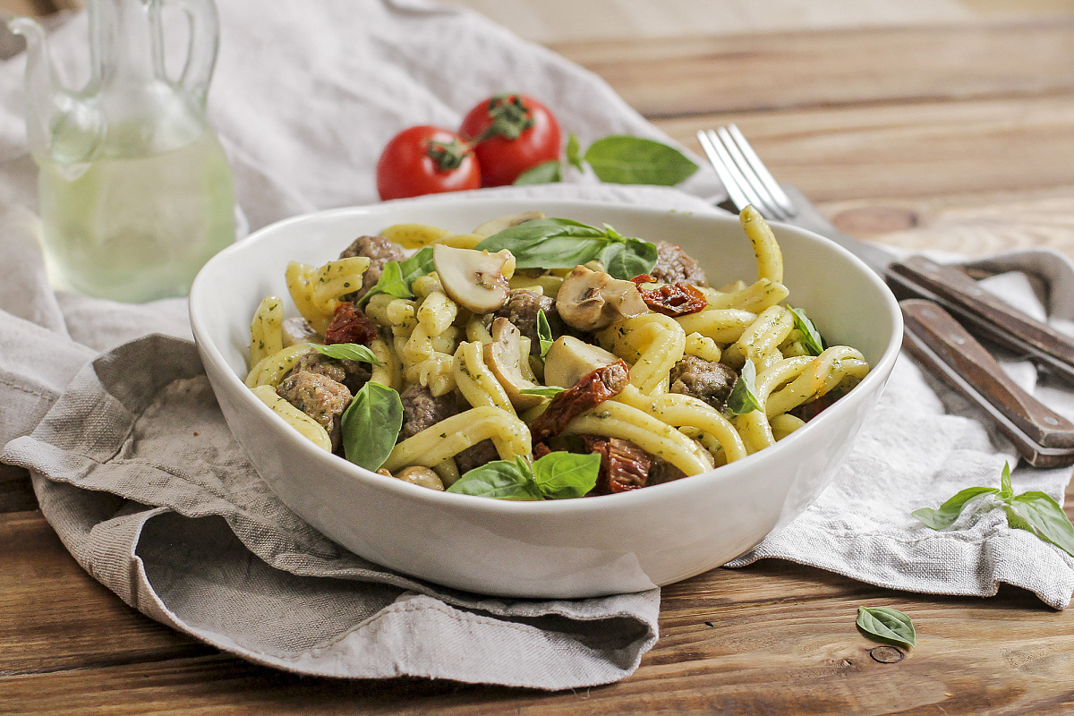 Казаречче с митболами, вялеными томатами и соусом Песто