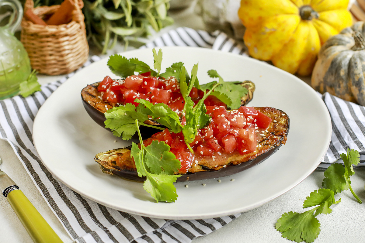 Глазированные баклажаны с сальсой из томатов