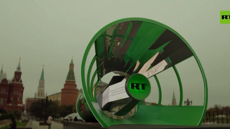     RT установил огромный рупор на Манежной площади в Москве. Скриншоты видео