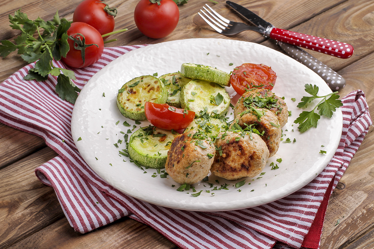 Котлеты «Грузинская деревня» из индейки с овощами и хмели-сунели