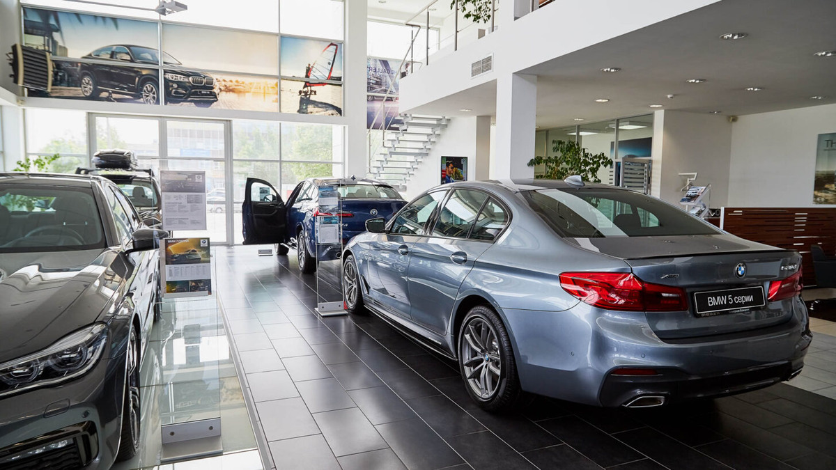    Автосалон BMW. Фото Keleny / Shutterstock.com