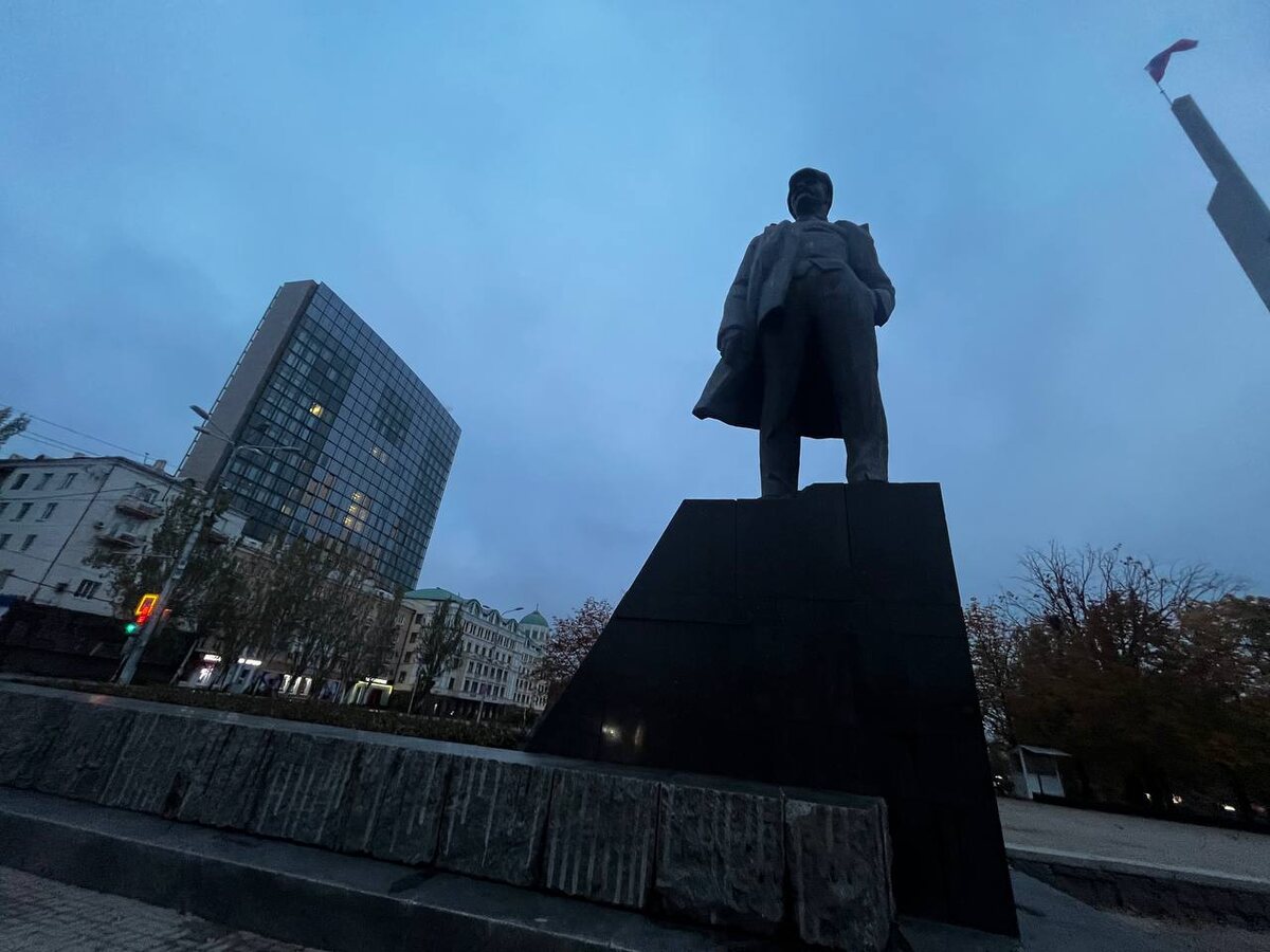 Памятник Ленину на полщади в Донецке. Фото автора.
