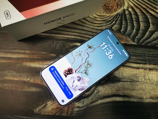 Центральное место занял большой AMOLED-экран