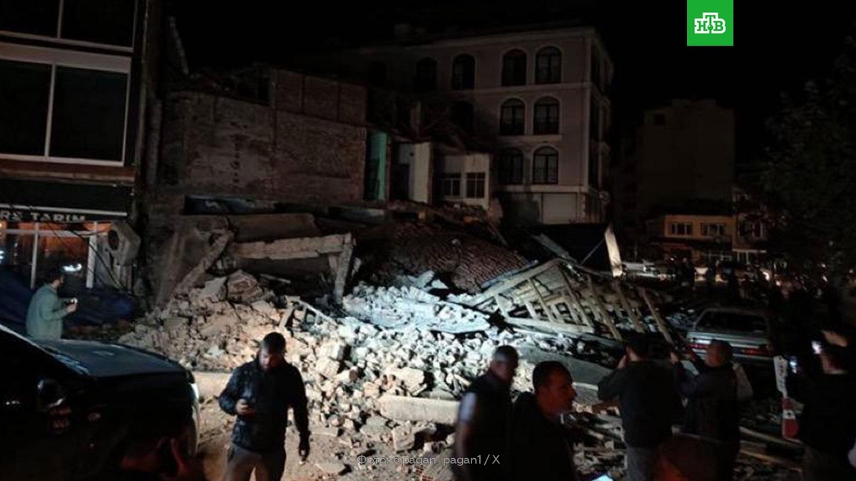    Три дома и магазин обрушились в результате землетрясения в Турции