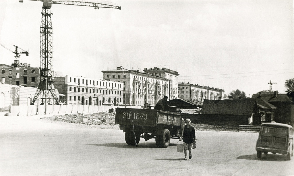 Строительство 7-ми этажного дома по адресу Строителей, 2 - Ленина, 57 (кинотеатр «Родина»). 1957 год. Из коллекции Нижнетагильского музея-заповедника. 