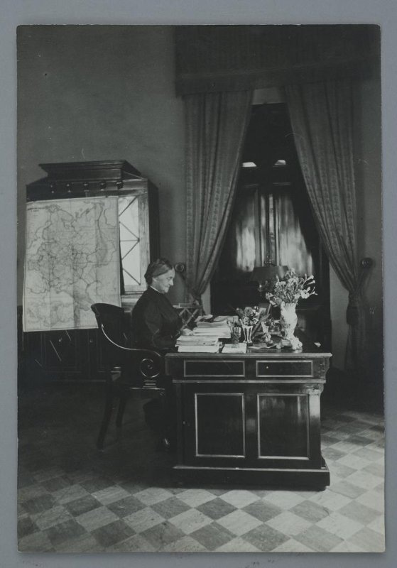 Карачарово. Графиня П.С. Уварова за столом в кабинете. 1899 год
