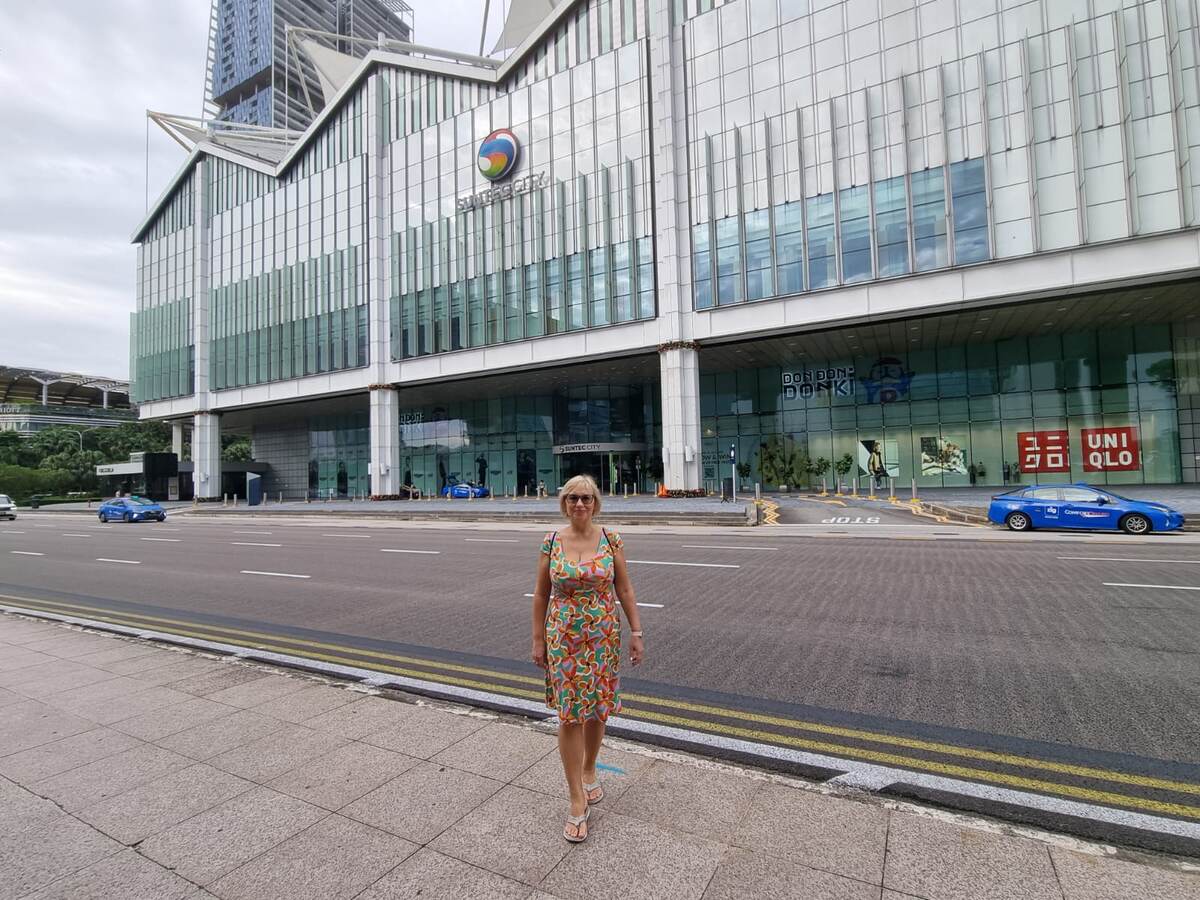 за мной здание, где будет проходить конференция 