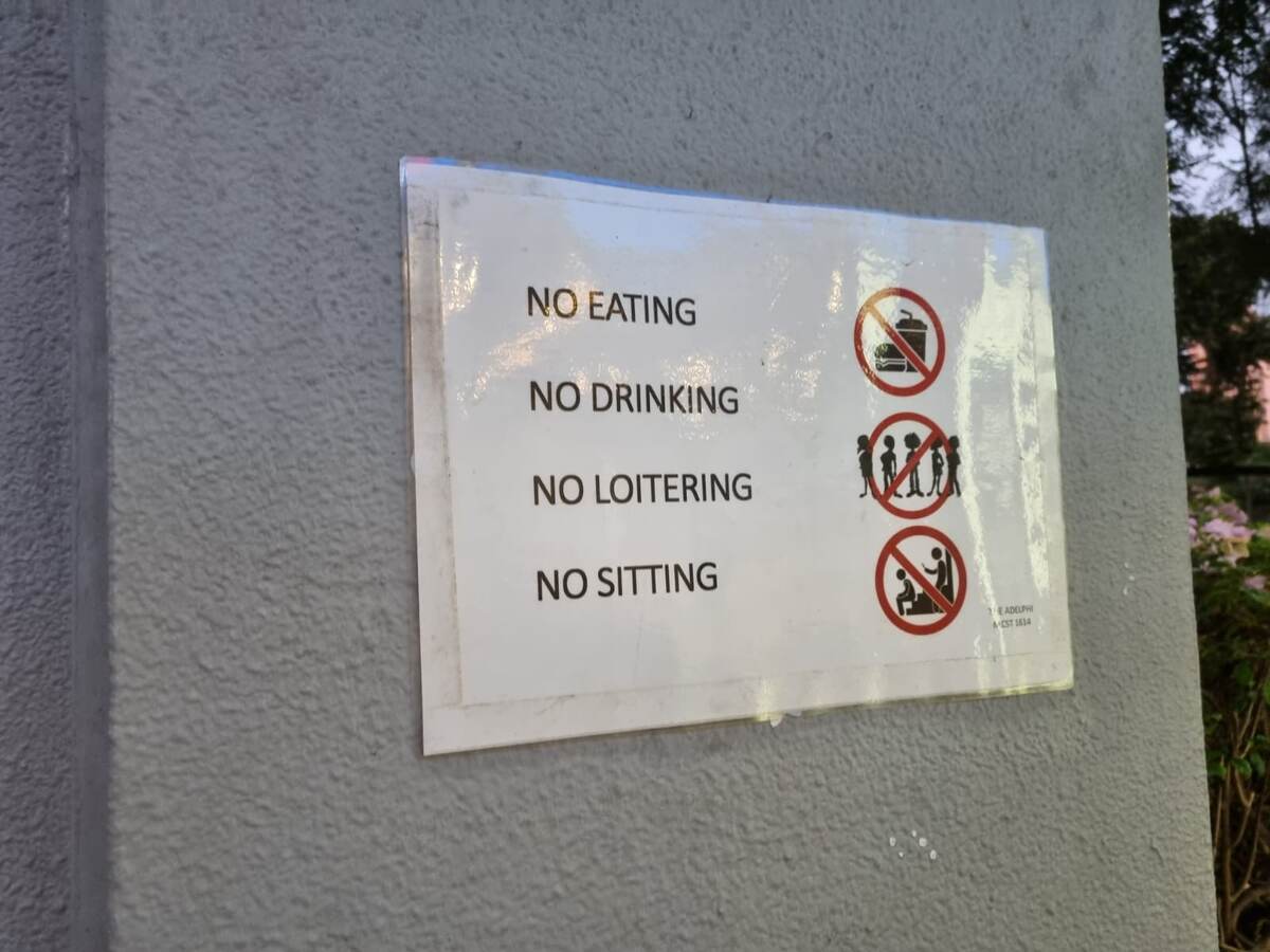 На улицах всюду висят знаки запретов. Сингапур