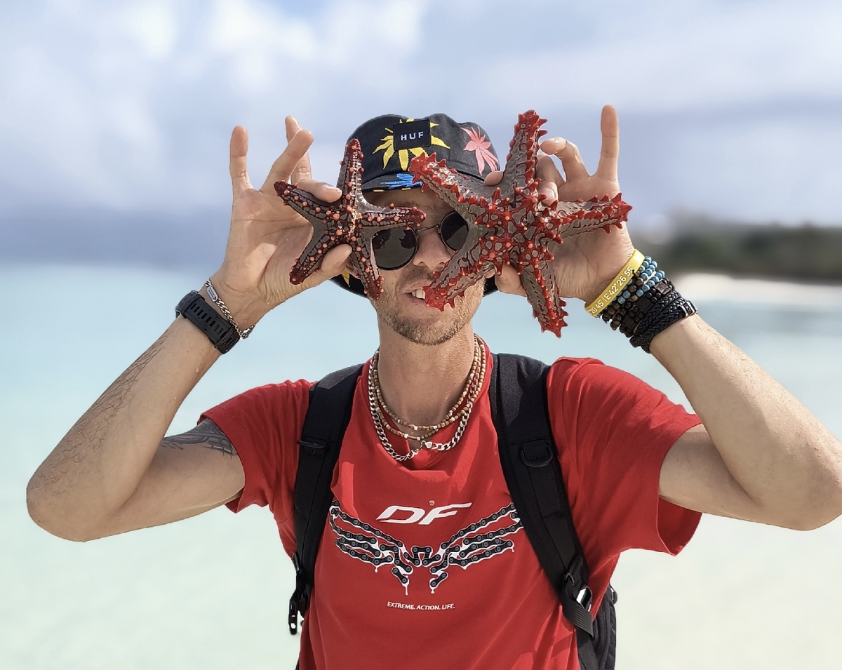 Наши фирменые хлопковые футболки не только обеспечивали комфорт, но здорово вписались в общую картину