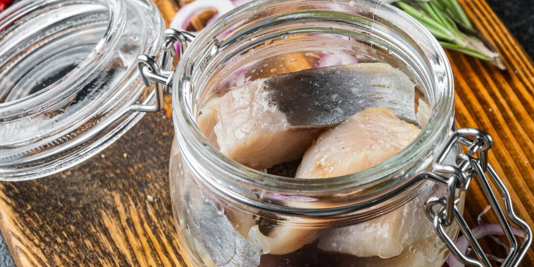 Секрет идеальной маринованной селедки: как превратить обычную рыбу в гастрономический шедевр 🌟