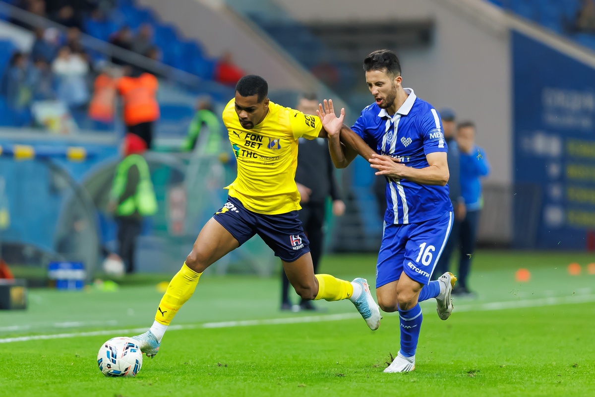 Автор гола в составе «Ростова» Роналдо (слева) против полузащитника «Динамо» Хуссема Мрезига. Фото из архива ФК «Ростов»