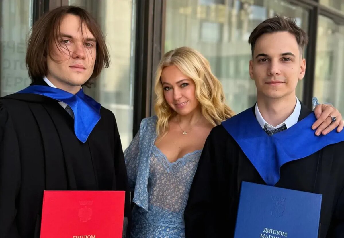 Яна Рудковская со старшими сыновьями 