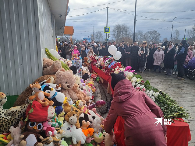 Стихийный мемориал на месте трагедии. Фото: "КП-Екатеринбург"