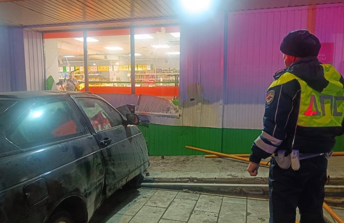 Машина протаранила здание магазина. Фото: Госавтоинспекция Свердловской области