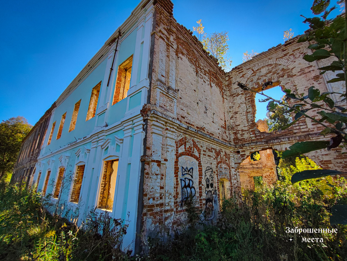 Памятник XVIII века - Усадьба Чирикова в Ферзиково Калужской области. Фото автора 2022 год