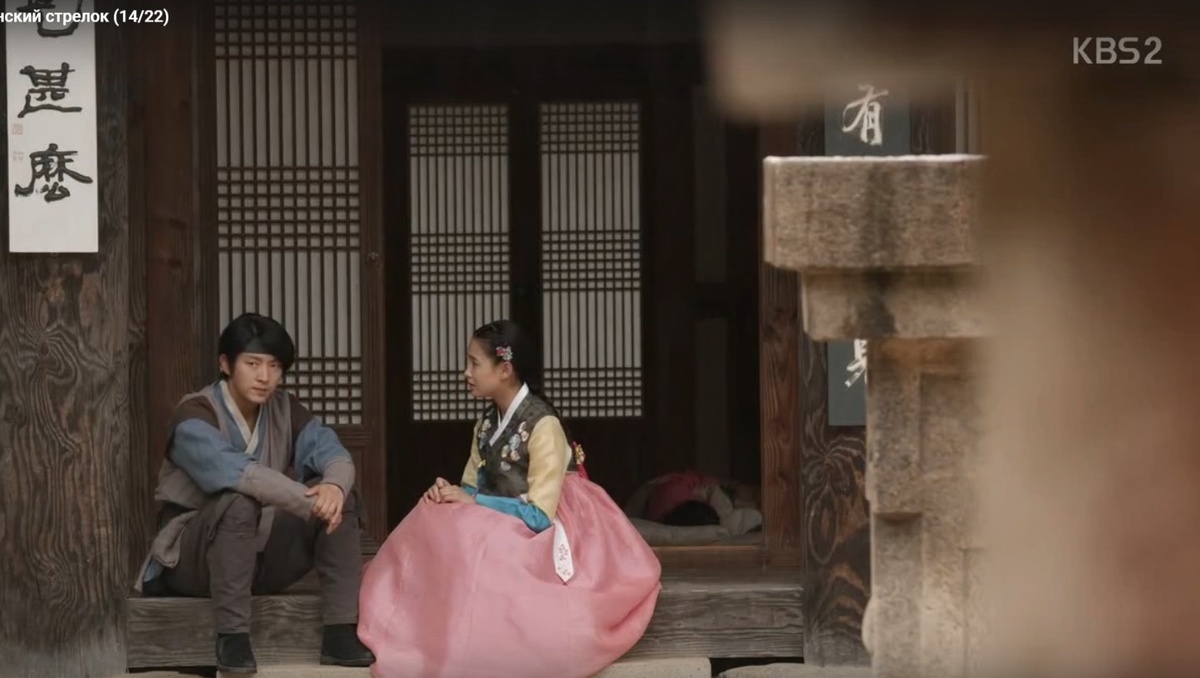 «Государь спас меня и попросил послужить ему». – «Так вы будете у него служить?» - «Нет, я отказался». – «Но что тогда будет с Ён Ха? Если ложное обвинение не снимут, вам придётся скрываться до конца жизни. Отправляйтесь к государю, только так вы сможете выжить». 